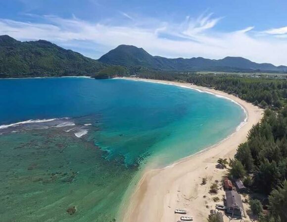 Keindahan Pantai Lampuuk di Aceh