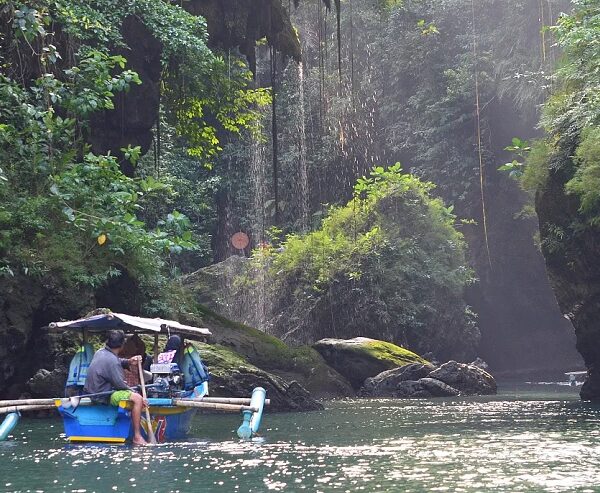 Di Green Canyon Badan Mengarung Sungai