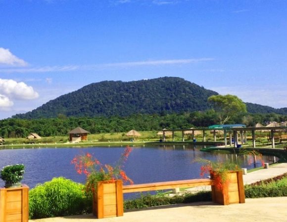 Menjelajah Gunung dan Pantai Pulau Bintan