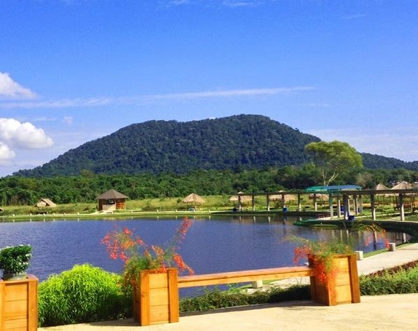 Menjelajah Gunung dan Pantai Pulau Bintan