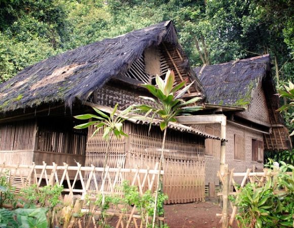 Bertandang ke Kampung Adat Cikondang