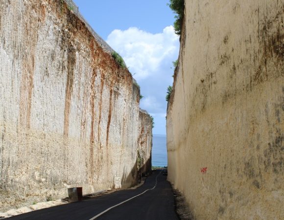 Tebing Mengapit di Pantai Batu Barak