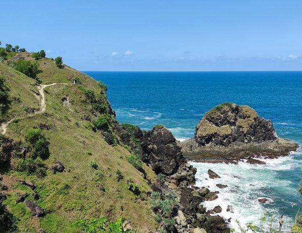 Bukit Pengilon Lokasi Bertualang Pecinta Pantai