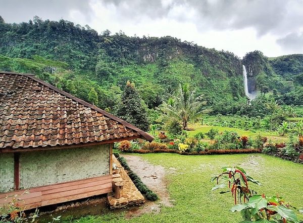 Rumah Abah Jajang Berlatar Curug Citambur