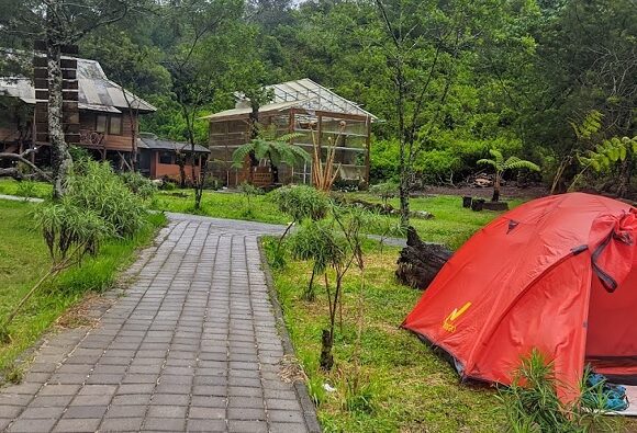 Ranu Regulo Camping di Kaki Gunung Semeru